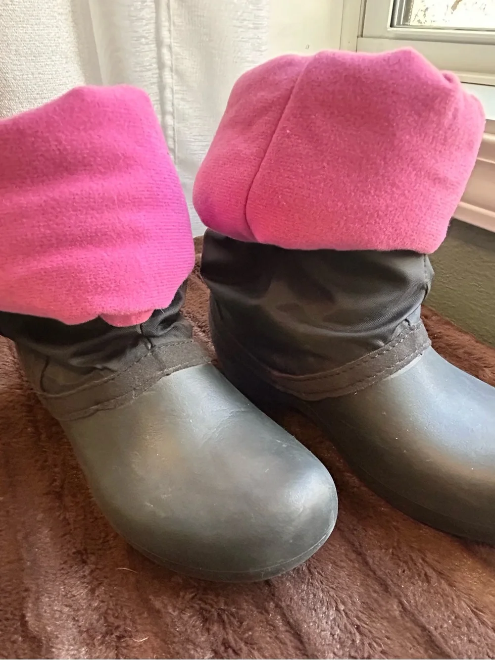 Women's size 6 Crocs pink fleece Lined cold weather winter snow Boots Black